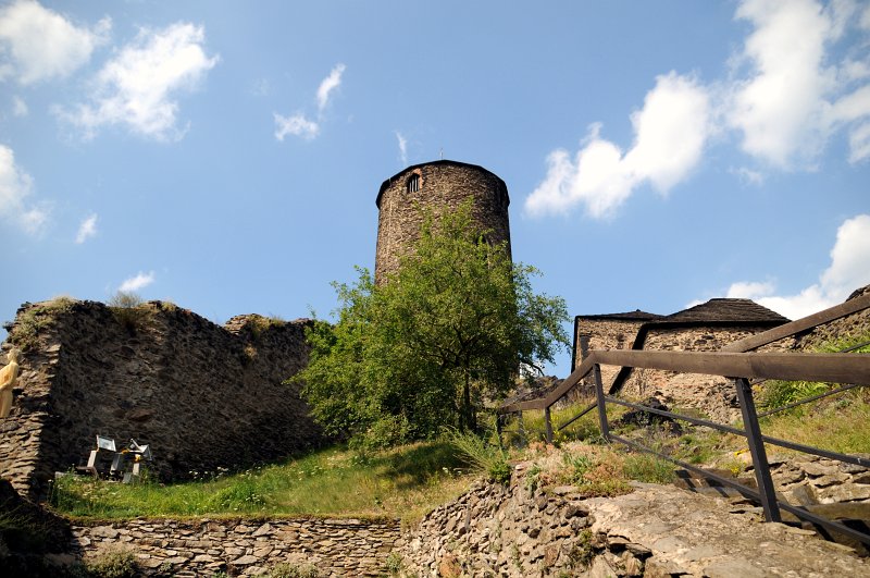 DSC_7974_1.jpg - Za třicetileté války se na hradě vystřídali Sasové a Švédové. Střekov byl vypálen a v roce 1658 opuštěn. Avšak i zchátralé zdi byly dost silné na to, aby za sedmileté války uvítaly pruské oddíly. To se jim stalo osudným. Na Prusy útočili dělovými ranami Chorvati, což odneslo především Velké stavení a kaple.