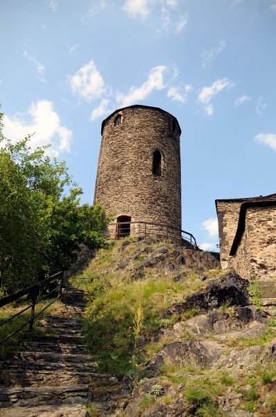 DSC_7977_1.jpg - Poslední vojska odvál čas a Střekov se začal měnit v romantickou ruinu. Od 19. století láká do svých historií očarovaných zdí stále více návštěvníků. Hradní restaurace, v níž si nedočkaví výletníci krátí chvíle před zahájením prohlídky, funguje od roku 1830. V turistickou atrakci se Střekov definitivně proměnil na počátku 20. století. Hospodářské budovy v podhradí byly upraveny na hostinské pokoje.