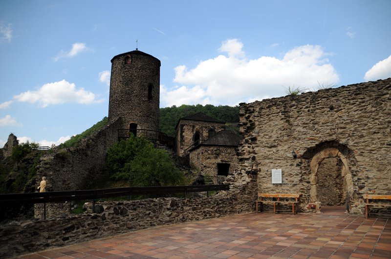 DSC_7996_1.jpg - Pohled na hrad Střekov z terasy Velkého stavení.
