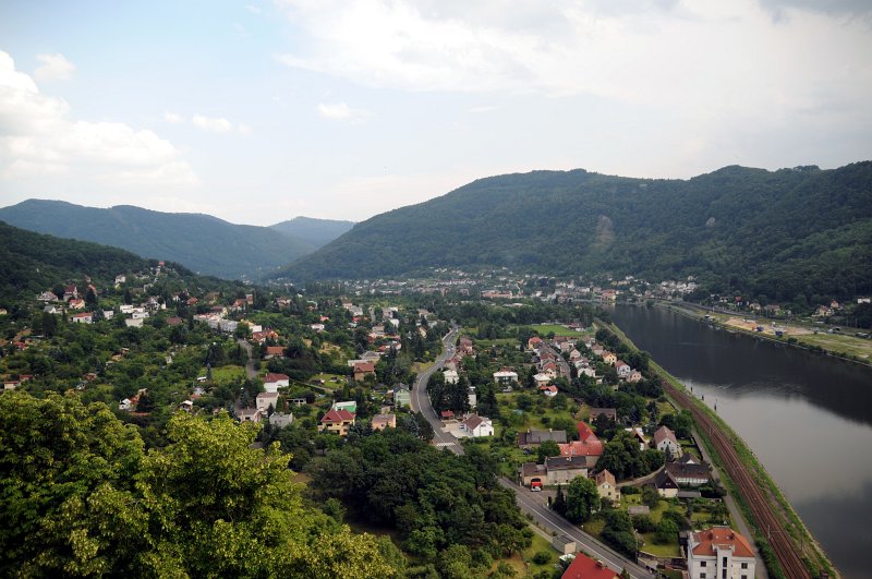 DSC_7998_1.jpg - Stačí jediná návštěva a hrad se dostane pod kůži i vám. Zachovalé kemenné zdi se střídají z rozbořeným opevněním, které jen v obrysech naznačuje, jak majestátná kdysi tato stavba, vystavěná za účelem chránit labskou obchodní stezku, byla. Turisti ocení vynikající jídlo ve zdejší gotické restauraci a terasu s výhledem na malebné kopce Českého středohoří.