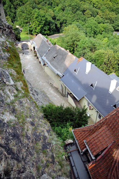 DSC_8005_1.jpg - Tam, kde je dnes pokladna a prodejna suvenýrů, sídlil kdysi správce hradu (budovy vpravo). V místě dnešní stylové restaurace se nacházel pivovar. Budovy v podhradí jsou ze 16. století. Vstup na nádvoří není zpoplatněn, a tak si můžete oběd vychutnat v příjemné hradní restauraci, zařízené v gotickém stylu, aniž byste samotný Střekov navštívili.