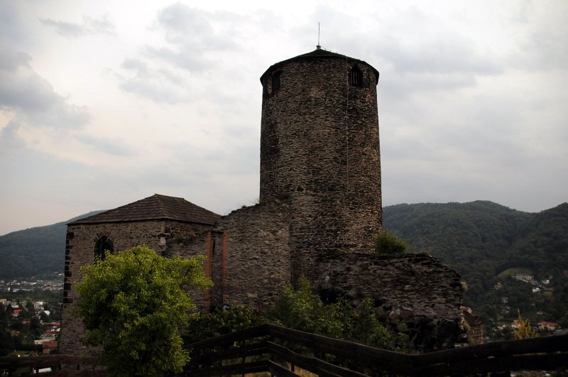 DSC_8045_1.jpg - Vež stojící na nejvyšším místě horního hradu má kruhový půdorys o průměru 7,2m. Tloušťka zdiva v přízemí je 2,2m a směrem vzhůru se zeslabuje. V prvním patře je silní 1,9m a ve druhém patře už jenom 0,8m.