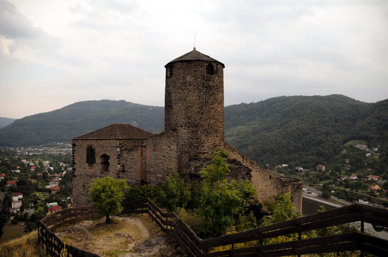 DSC_8048_1.jpg - Historicky doložené „strašidlo“ se na Střekově objevilo v roce 1842. Svědkové líčí „záhadnou postavu v bílém, která se za úplňku procházela po hradbách“. Tajemným přízrakem byl tehdy devětadvacetiletý hudební skladatel Richard Wagner oděný v prostěradlo. Několikrát vystoupal na nedaleký vrch Vysoký Ostrý, odkud pozoroval východ Slunce. Nakonec ho tu hledaná múza políbila a složil báseň, jež se později stala podkladem pro libreto známé opery Tannhäuser.