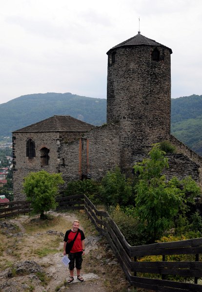 DSC_8067_2.jpg - Ačkoli se z objektu zachovalo jen pár kamenů, lze si všimnout, že byl směrem ke Střekovu otevřený. To proto, aby nepřítel nemohl citadelu – v případě, že ji dobije – použít jako vlastní pevnost. Fili stojí v místě, kde stávala citadela.