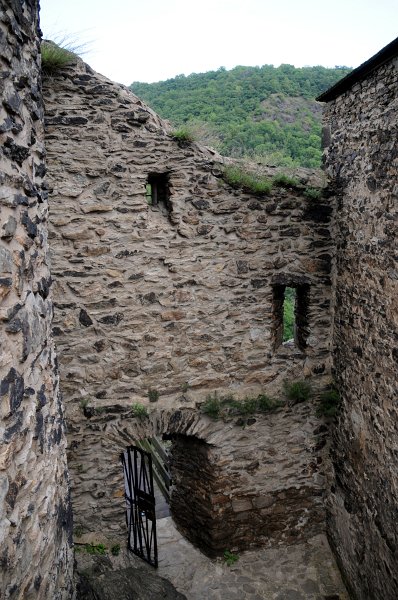 DSC_8076_1.jpg - Pohled na zbytky zdí mezi věží a Věžovým palácem.