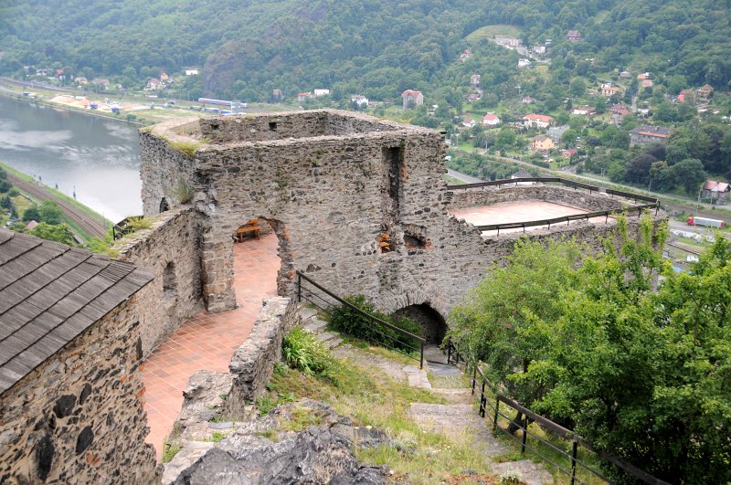 DSC_8079_1.jpg - Pohled na terasu, která stojí v místech někdejšího druhého patra takzvaného Velkého stavení a zbytky obytné části Dolního paláce.