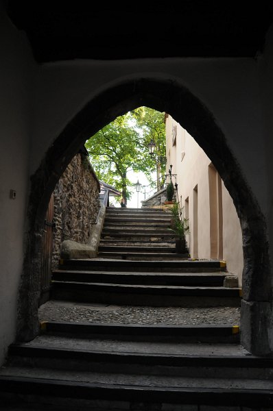 DSC_8114.JPG - Poslední pohled zpět průchozí bránou vedoucí k první terase, kde je umístěna i příjemná hradní restaurace zařízená v gotickém stylu, která zde má historii od roku 1830.