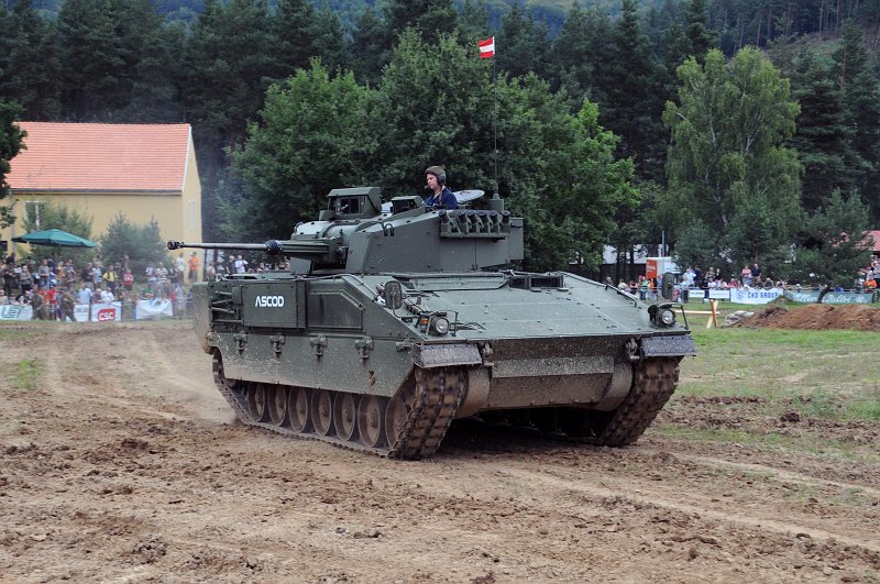 DSC_2215_1.jpg - Jako první vjelo do Arény bojové vozidlo pěchoty ASCOD (Ulan/Pizarro), moderní pásový obrněnec, který vyrábí stejná firma jako vozidlo Pandur.