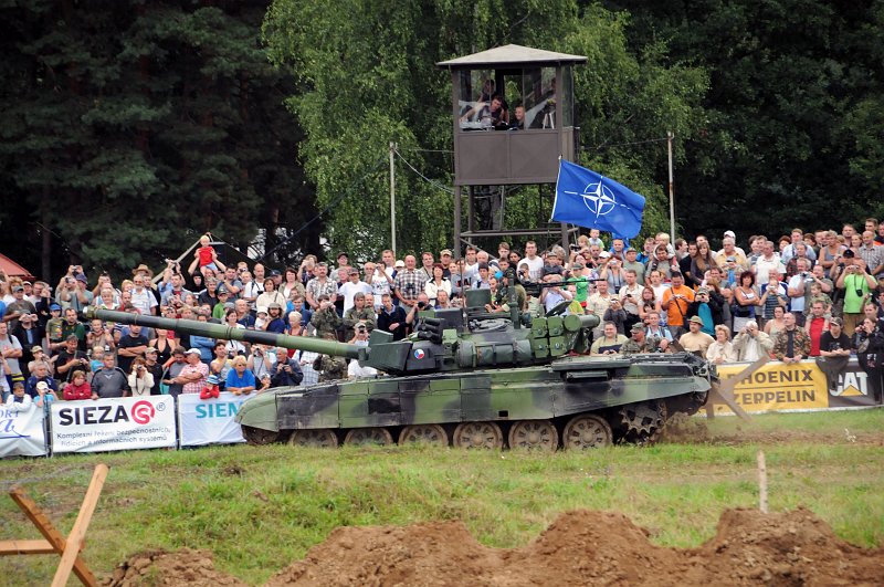 DSC_2252_1.jpg - Tank T 72 M4 CZ projíždí před komentátorskou věží v aréně ve Vojenském muzeu Lešany.