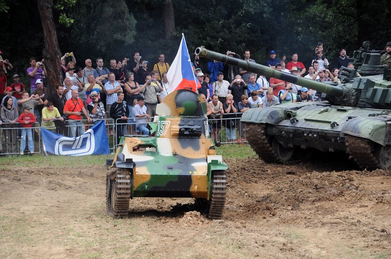 DSC_2256_1.jpg - David a Goliáš. Předválečný tančík Strv M/37 a tank T 72 M4 CZ.