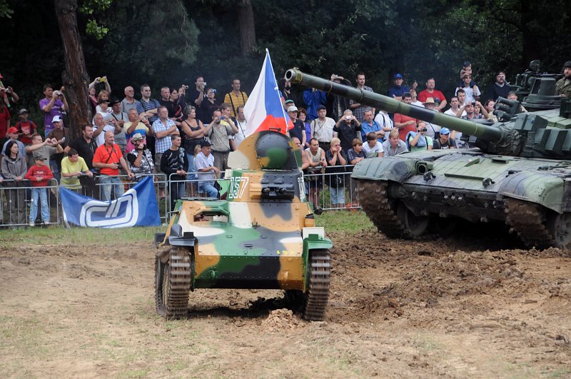 DSC_2256_1.jpg - David a Goliáš. Předválečný tančík Strv M/37 a tank T 72 M4 CZ.