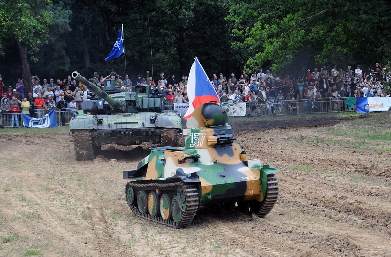 DSC_2259_1.jpg - Tančík Strv M/37 a tank T 72 M4 CZ.