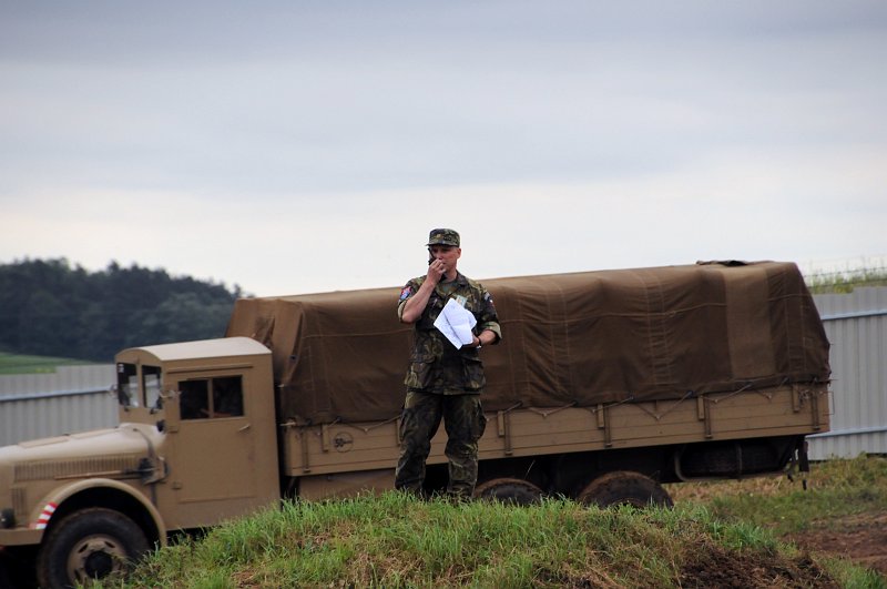 DSC_2295_1.jpg - Výjezd vozidel na scénu a celou organizaci ukázky musí mít někdo na povel.