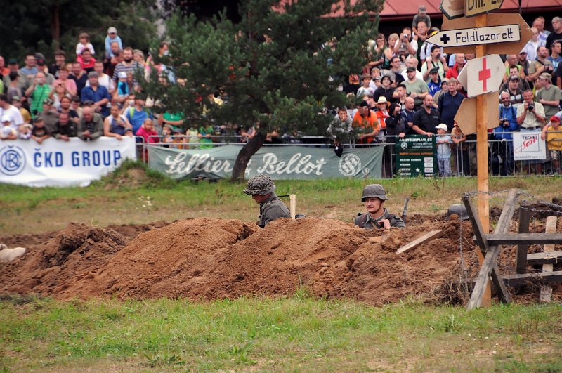 DSC_2300_1.jpg - Bojová ukázka „Setkání na Labi“ byla představena členy klubů vojenské historie z mnoha míst po republice, vše zastřešoval KVH Gardekorps Praha.