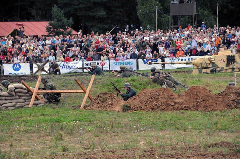 DSC_2342_1.jpg - Ukázka měla rámcově představit strany bojující v druhé světové válce. Uprostřed Arény byl vytvořen německý tábor, na který z různých stran útočili Spojenci.