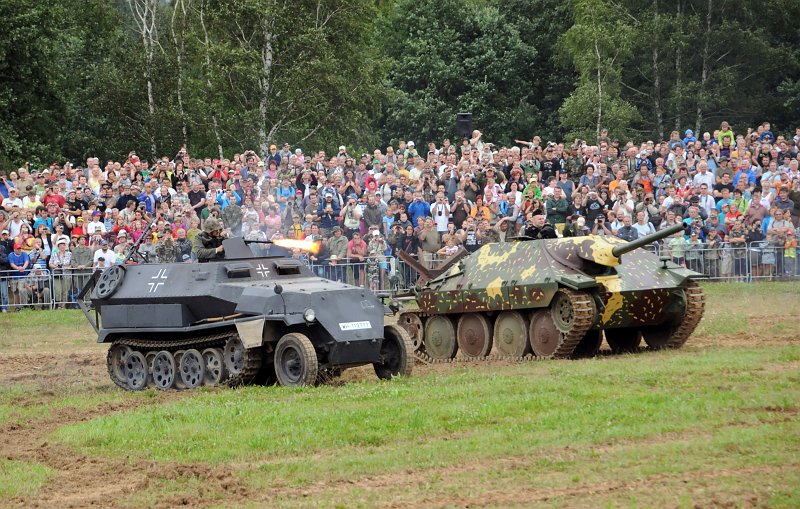 DSC_2361_1.jpg - Pásové vozidlo pěchoty SdKfz 251 přezdívané Hakl a stíhač tanků Hetzer.