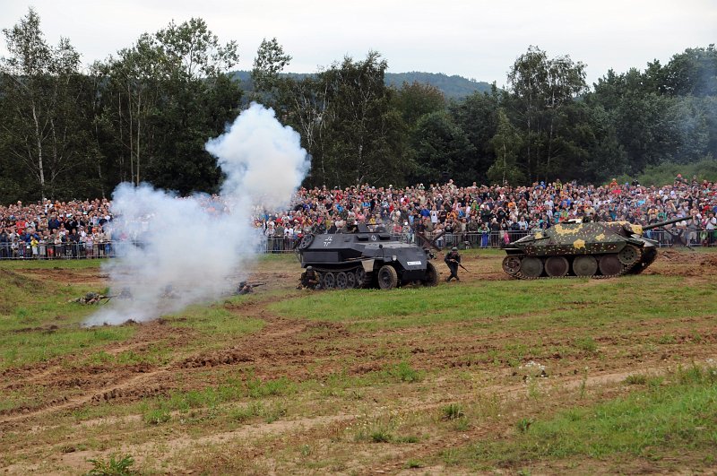 DSC_2386_1.jpg - Představeny byly samozřejmě tanky a další stroje všech armád. Za německou stranu budil zájem například výrazně zbarvený stíhač tanků Hetzer či replika známého tanku Tiger, vyvedená ve světlých „pouštních“ barvách.