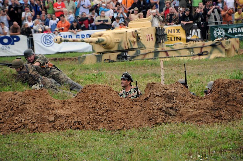 DSC_2424_1.jpg - Bojová ukázka roty Aktivní zálohy Armády ČR věnovaná konfliktu v Afghánistánu a historická ukázka závěrečných bojů 2. světové války.