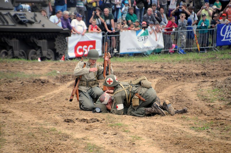DSC_2440_1.jpg - Ošetřování zraněného vojáka na bitevnám poli.