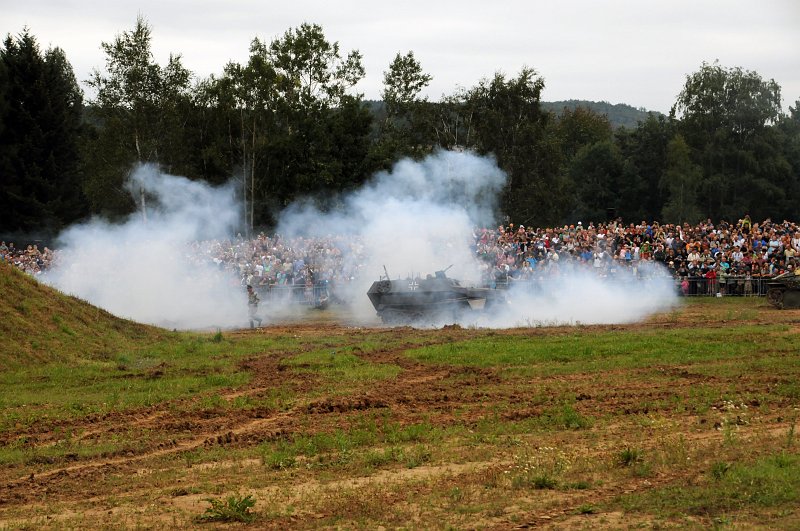 DSC_2454_1.jpg - Tankovou bitvu před zaplněnými tribunami umocnila efektní pyrotechnika