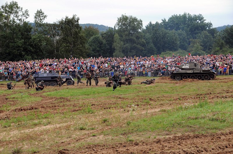 DSC_2467_1.jpg - Pásové vozidlo pěchoty SdKfz 251 přezdívané Hakl a tank T-34/85, druhá verze nejslavnějšího sovětského tanku Velké vlastenecké války.