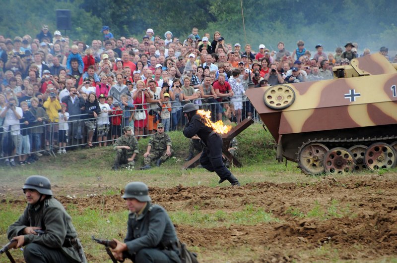 DSC_2495_1.jpg - Německý tábor umístěný uprostřed Arény byl vystaven útoku spojeneckých vojsk, přičemž do bojů se zapojili vojáci především v uniformách německé a ruské armády. Nechyběli ale ani Britové a Američané.