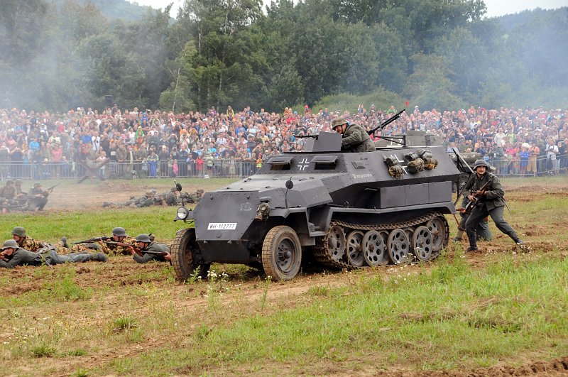 DSC_2498_1.jpg - SdKfz 251 byl základní obrněný transportér německé armády vyvinutý ve firmě Hanomag jako typ HKL6p. Vážil 9 tun a uvezl 10 pěšáků, kulometčíka, velitele a řidiče.