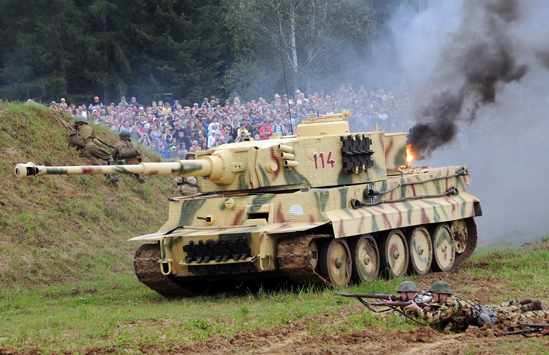 DSC_2549_1.jpg - Hořící replika tanku Tiger, německý těžký tank vyvinutý za druhé světové války. Vyráběn byl od srpna 1942 do srpna 1944, celkem bylo vyprodukováno asi 1 350 strojů.