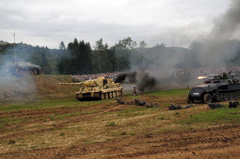 DSC_2553_1.jpg - Po prohrané 1. světové válce bylo Německo vázáno Versailleskou smlouvou, podle které nesmělo vyrábět a vlastnit zbraně mnoha typů, mezi něž patřily pochopitelně i tanky. Přesto se mu podařilo tajně provádět testy s tanky, jejichž pracovní názvy byly Leicht Traktor, Grosstraktor či Neubaufahrzeug.