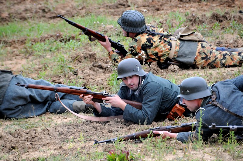 DSC_2573_2.jpg - Vojáci byli představováni členy klubů vojenské historie z mnoha míst po republice, vše zastřešoval KVH Gardekorps Praha.