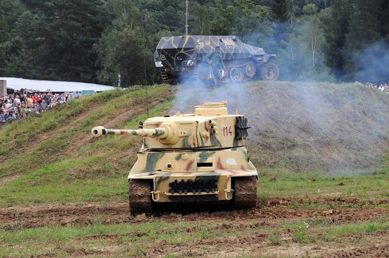 DSC_2592_1.jpg - Replika tanku Tiger se zapojila do bojových ukázek.