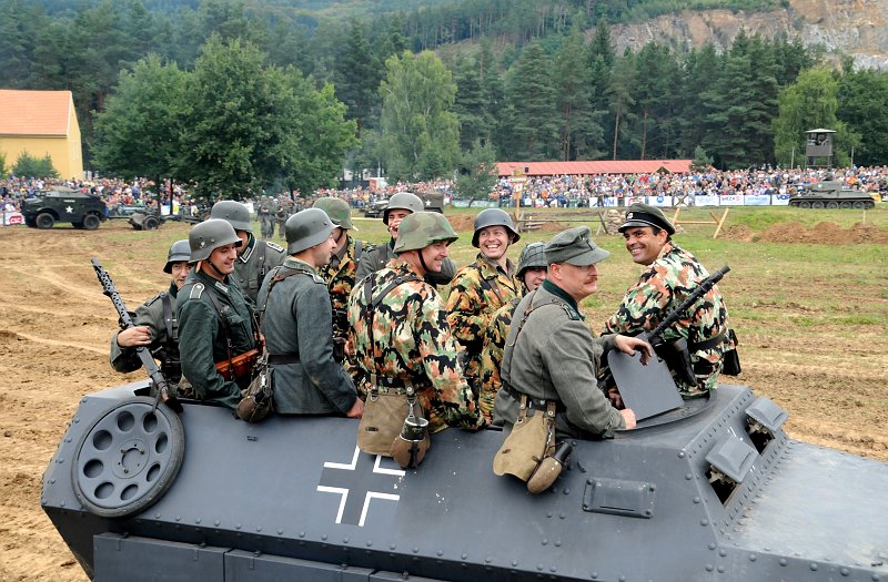 DSC_2673_2.jpg - Pásové vozidlo pěchoty SdKfz 251 přezdívané Hakl a jeho posádka.