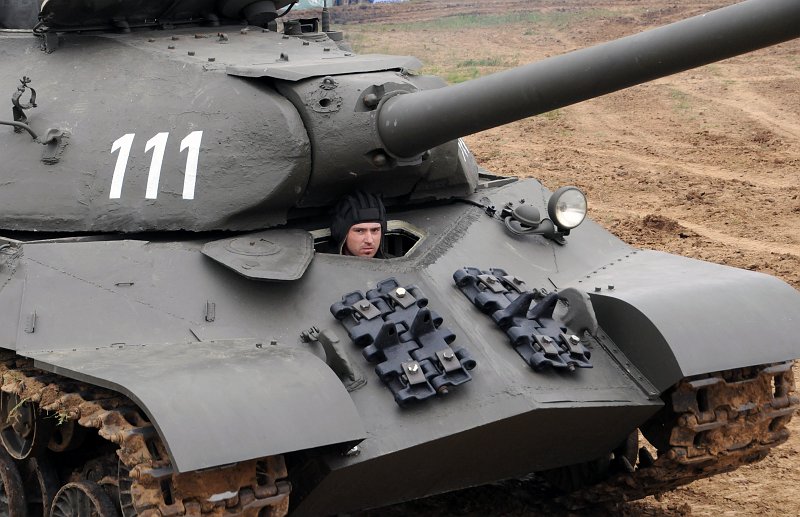 DSC_2688_1.jpg - Těžký tank IS-3. Na věži nosil prestižní číslo 111 a lidé jej mohli vídat hlavně při vojenských přehlídkách v 50. letech. Sloužil jako parádní přehlídkový tank generála Vladimíra Janka, který za druhé světové války velel československým tankistům na východní frontě.