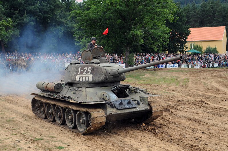 DSC_2718_1.jpg - Legendární sovětský tank T-34, v méně časté první verzi s kanónem ráže 76 mm.