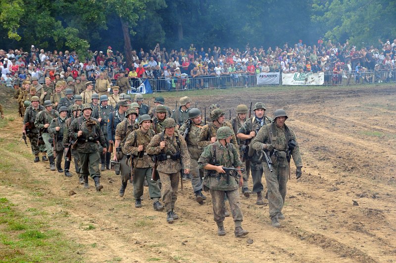 DSC_2721_1.jpg - Účastníci dopolední bojové ukázky odcházejí z Arény za potlesku přihlížejících diváků.