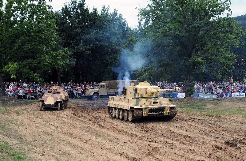 DSC_2726_1.jpg - Replika tanku Tiger a obrněné vozidlo Hakl.