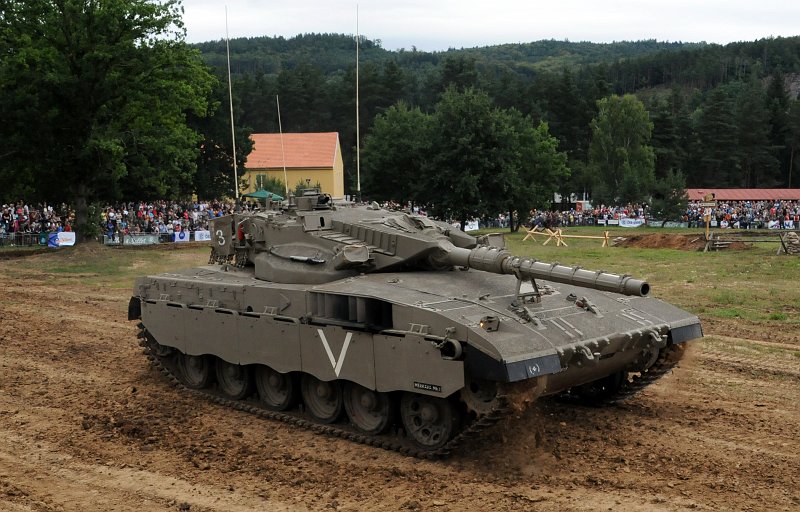 DSC_2758_3.jpg - Merkava je speciálně vyvinutá právě pro oblast Blízkého východu – má velmi nízkou siluetu a je to jediný tank na světě, který má motor uložený vepředu. V zadní části je díky tomu prostor pro výsadek, takže stroj kombinuje možnosti obrněného transportéru a tanku.