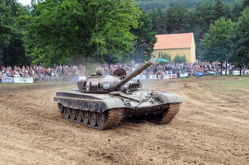 DSC_2765_1.jpg - Tank T 72, starší verze tanku T 72 M4 CZ. Sovětský tank T-72 se začal vyrábět v roce 1971. Bylo jich vyrobeno okolo 20 tisíc a vyváženy byly do zemí Varšavské smlouvy, Finska, Jugoslávie, Indie a na Blízký východ. Vzniklo mnoho verzí, např. původní typy T-72 mají čelní pancíř silný 200 mm.