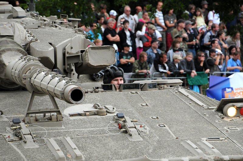 DSC_2769_2.jpg - Izraelskýá tank Merkava a jeho "řidič".