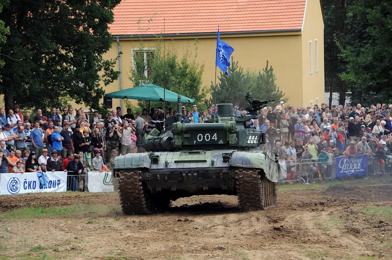 DSC_2779_1.jpg - Tank T-72M4 CZ je česká modernizace sovětského tanku T-72. Osádku tvoří velitel, střelec a řidič. Nabíjení je zajištěno pomocí nabíjecího automatu. Touto modernizací je sledováno zlepšení palebné síly, ochrany a pohyblivosti.