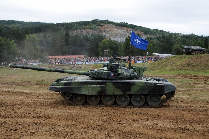 DSC_2785_2.jpg - O modernizaci tanku T 72 rozhodla vláda v polovině 90. let, původně mělo být modernizováno až 353 tanků. Bezpečnostní situace se po vstupu ČR do NATO změnila a plánovaný počet modernizovaných tanků postupně klesal, až se zastavil na pouhých 33 kusech.
