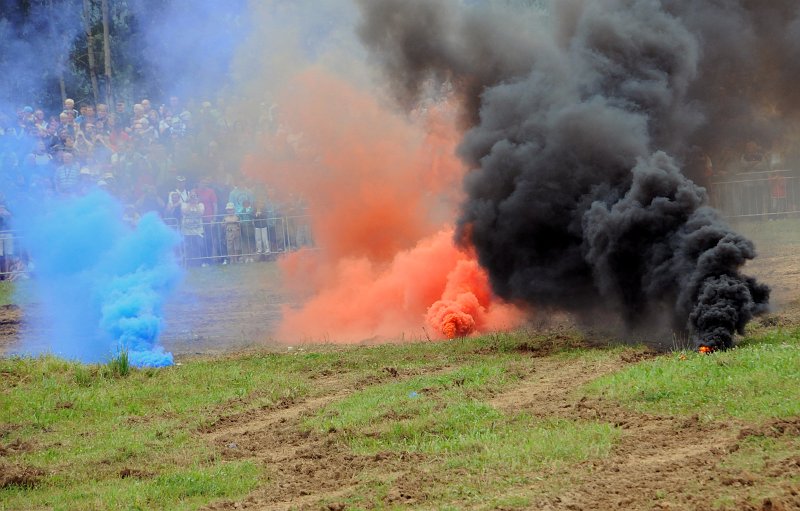 DSC_2948_1.jpg - Barevné dýmovnice, prudká střelba, boj muže proti muži a množství těžkých strojů prohánějících se v Aréně Vojenského technického muzea Lešany.