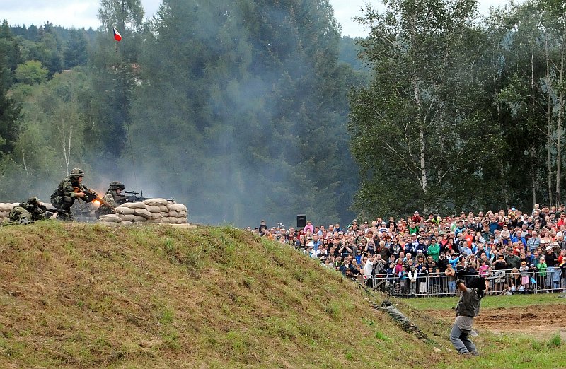 DSC_2961_4.jpg - Po polední přestávce se v Aréně vystřídaly bojující strany, od minulosti se přešlo do současnosti. Tuto ukázku předvedli členové 121. strážního praporu aktiních záloh KVV Praha. Tábor na afghánském území střežený našimi vojáky byl napaden místními povstalci, ti útočili automatickými zbraněmi i minomety.