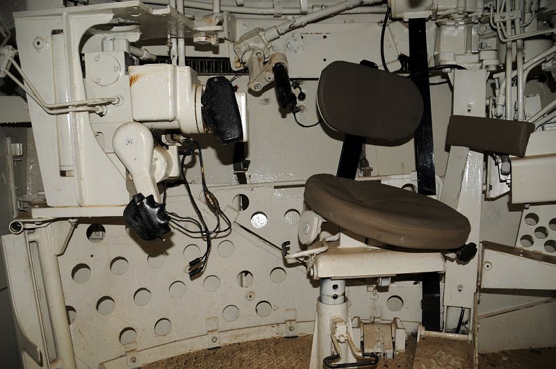 DSC_3066_1.jpg - Interier izraelského tanku Merkava Mk 1. Několik polstrovaných židliček. Pro pozorování okolí posádkou slouží několik teleskopických průhledů.