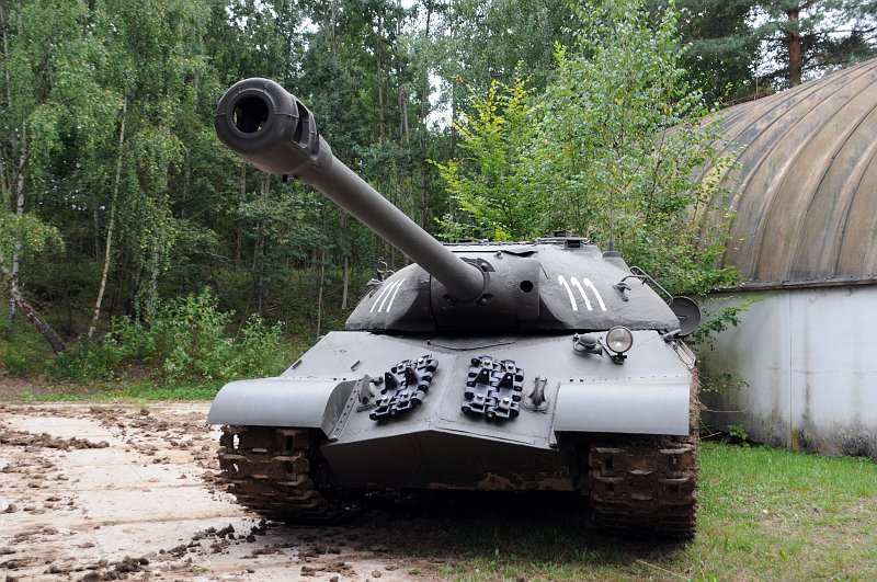 DSC_3110_1.jpg - Těžký tank IS-3. Na věži nosil prestižní číslo 111 a lidé jej mohli vídat hlavně při vojenských přehlídkách v 50. letech.
