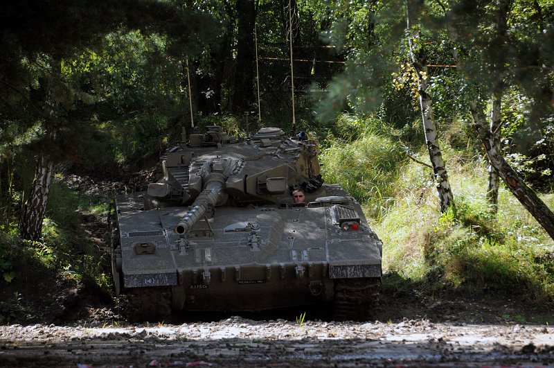 DSC_3222_1.jpg - Tank Merkava jede zaparkovat.