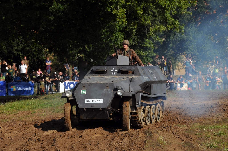 DSC_0655_1.jpg - SdKfz 251 byl základní obrněný transportér německé armády vyvinutý ve firmě Hanomag. Vážil 9 tun a uvezl 10 pěšáků, kulometčíka, velitele a řidiče. Byl standardně vyzbrojen dvěma kulomety MG 34 nebo 42. Součásti k transportéru SdKfz 251 se za 2. světové války vyráběly i na území Protektorátu ve firmě Škoda Plzeň a Bohemia v České Lípě. Po skončení války zůstalo na území Československa značné množství těchto vozidel, které byly zařazeny do výzbroje československé armády pod označením HKL6p, lidově se jim říkalo „Hakl“. Tento stroj byl inspirací pro pozdější československý obrněný transportér OT-810.