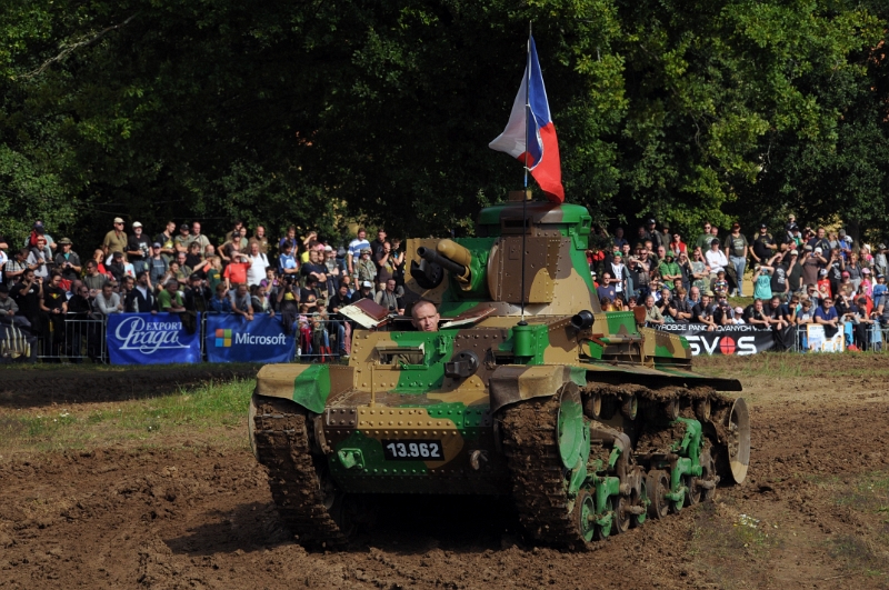 DSC_0672_1.jpg - Předválečný tank Lt-35. LT vz. 35 byl československý lehký tank vyvinutý firmou Škoda v polovině třicátých let 20. století. Na jeho sériové výrobě se od roku 1935 kromě firmy Škoda podílela též pražská továrna ČKD (v rámci licence). Po obsazení Československa byla značná část tanků vz. 35 převzata německou armádou. Ta jej do výzbroje zařadila pod označením Panzerkampfwagen 35(t).