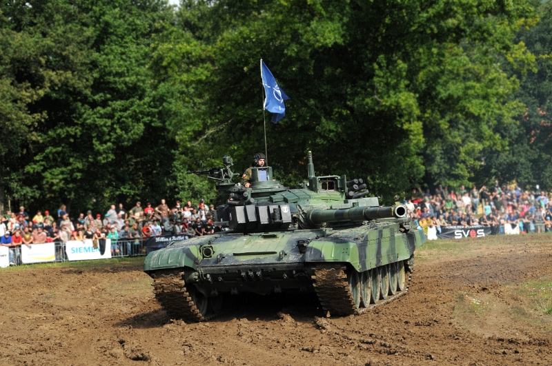 DSC_0678_2.jpg - Tank T-72M4C je v současnosti nejmodernějším tankem Armády ČR. Tank je českou komplexní modernizací sovětského tanku T-72 na úroveň srovnatelnou s tanky 3. a 4. generace. Tank je vybaven zařízením chránícím tříčlennou osádku, kterou tvoří velitel, střelec a řidič (nabíjení je zajištěno pomocí nabíjecího automatu), a vnitřní výstroj vozidla proti tlakové vlně, radiaci a chemickým látkám.