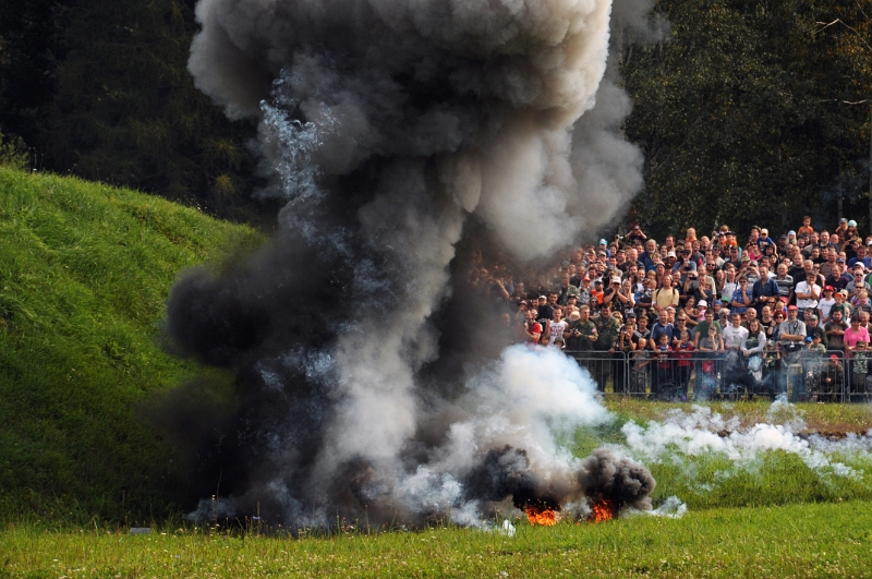 DSC_0707_1.jpg - Pyrotechnikou se při dvanáctém Tankovém dni v Lešanech opravdu nešetřilo a mohutné výbuchy a spousta dýmu divákům přiblížilo skutečnou bitvu v Normandii.